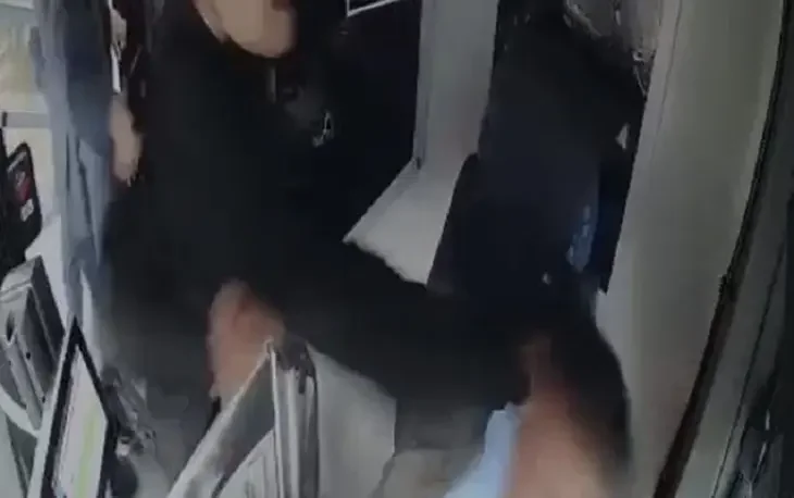 Bakıda sərnişin avtobus sürücüsünü döyüb - VİDEO
