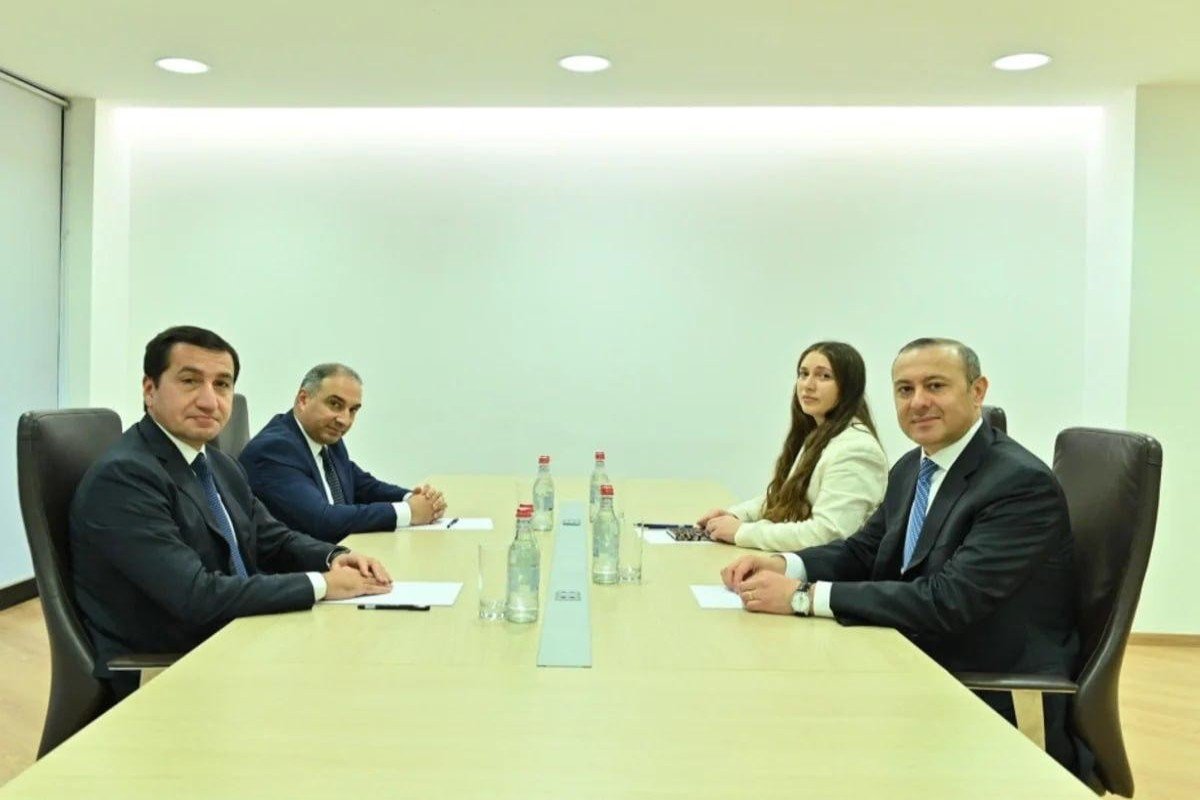 Hikmət Hacıyev Ermənistana səfər edib, Armen Qriqoryanla görüşüb